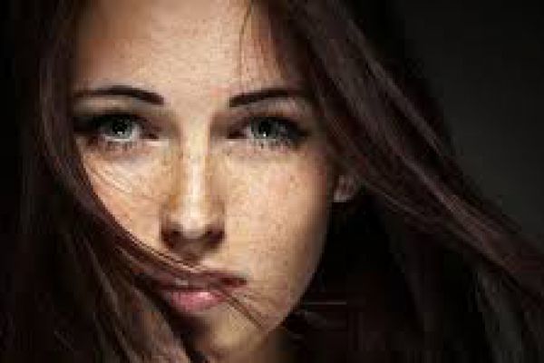 تخلصي من النمش بهذه الخلطة الطبيعية