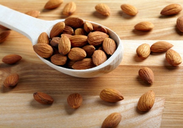اللوز وعلاقته بالمسافرين