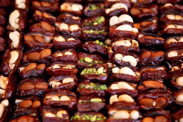 ما أهمية تناول المكسرات والتمر في رمضان؟