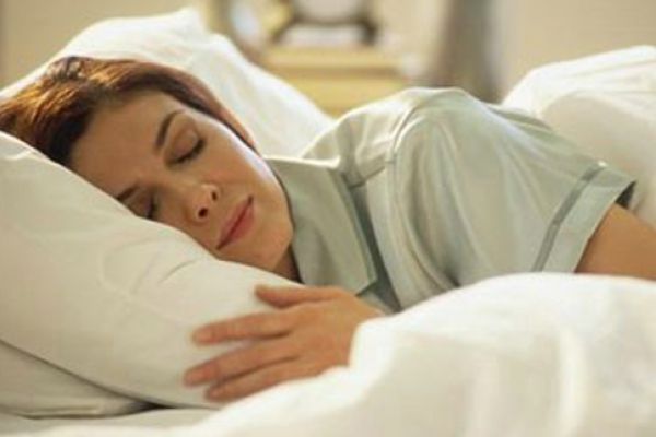 الاستلقاء على البطن يضر بصحة الإنسان