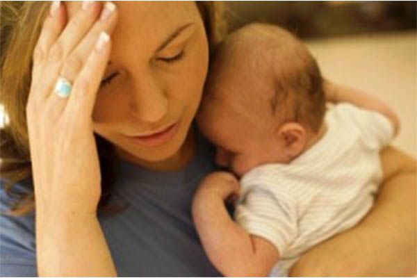 اكتئاب ما بعد الولادة.. الأسباب والعلاج