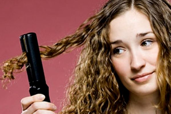 كيفية تخففين من أضرار مكواة الشعر