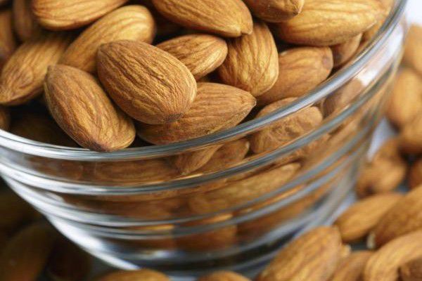زيت اللوز الحلو لبشرة تعج بالنضارة