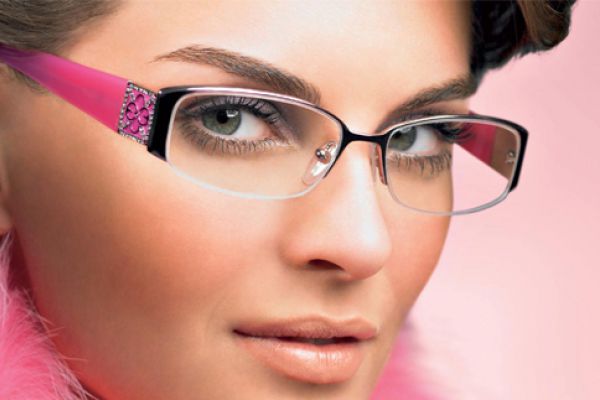 تنسيق ماكياج العيون مع النظارات الطبية