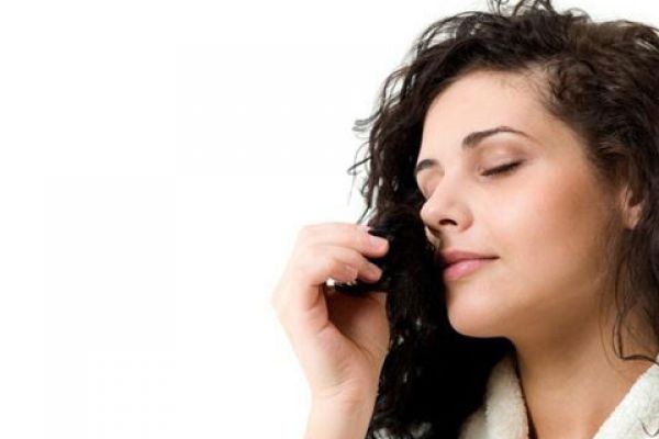 كيف تتخلصين من رائحة الشعر المزعجة